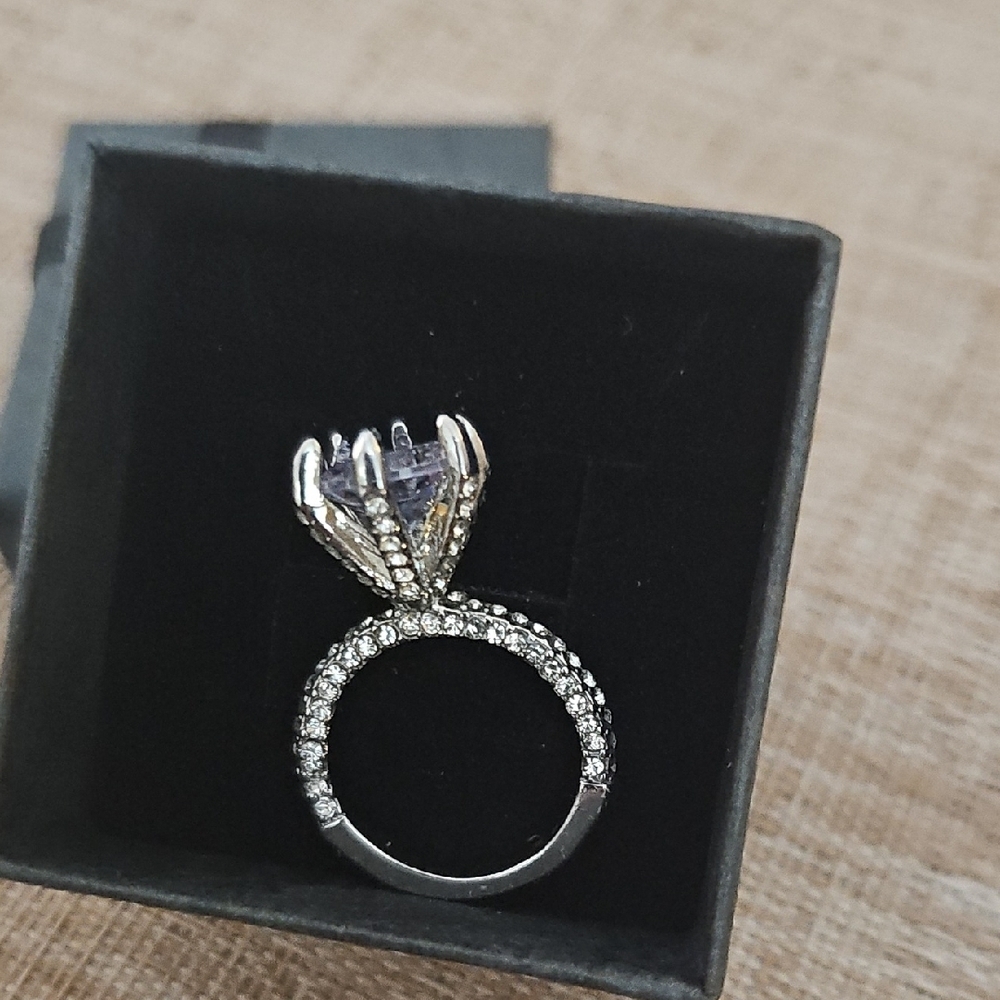 Elegant Silver Ring with Clear Stone - Picture 3 of 6